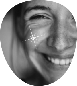 Photo noir et blanc d'une femme souriante avec le halo blanc du logo d'Oser Demain dans une forme circulaire