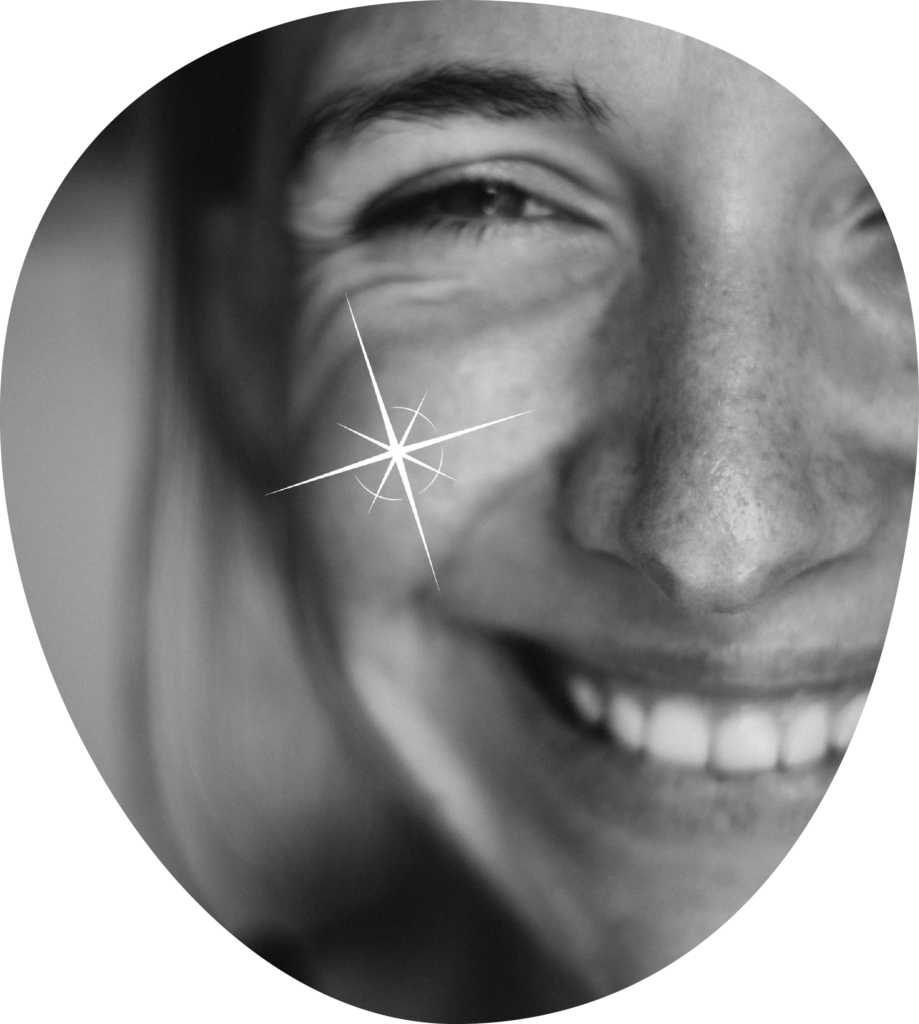 Photo noir et blanc d'une femme souriante avec le halo blanc du logo d'Oser Demain dans une forme circulaire