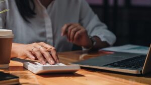 Personne en train de calculer le financement de son bilan de compétences.